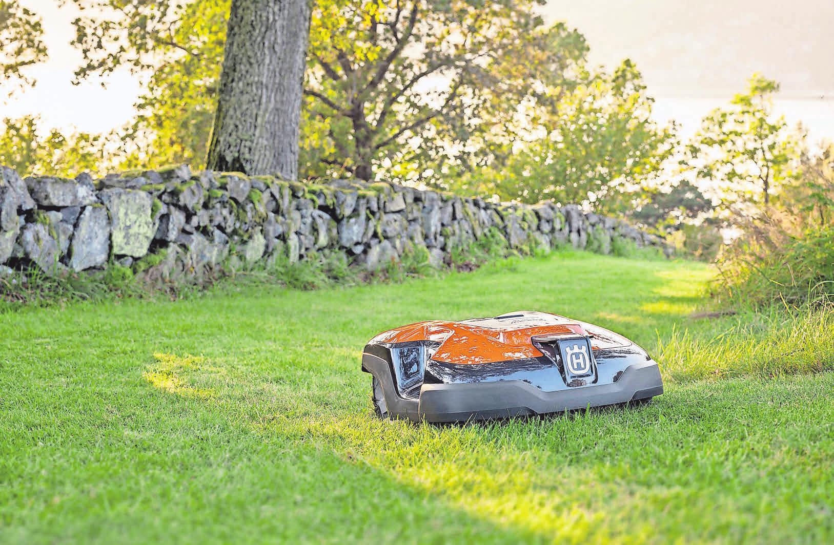 Kleiner Helfer: Mit einem Husqvarna-Mähroboter bleibt der Rasen immer schön kurz. Foto: Husqvarna Kleiner Helfer: Mit einem Husqvarna-Mähroboter bleibt der Rasen immer schön kurz. Foto: Husqvarna