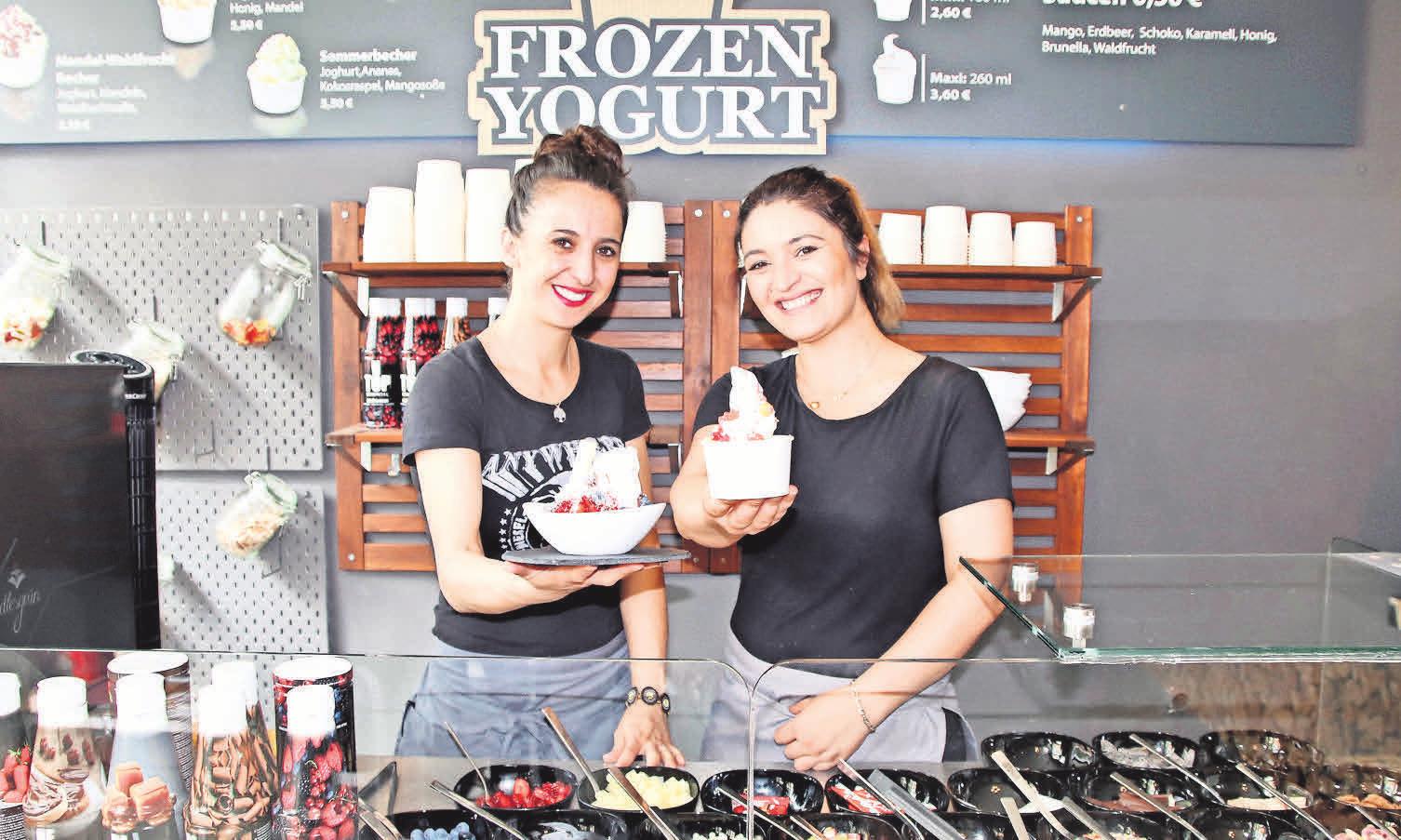 Sevin Sünüm und Nilgin Düzgün verwöhnen ihre Gäste in der Feinkostwelt mit gesunden Erfrischungen: Frozen Yoghurt mit frischen Früchten oder Naschereien. Sevin Sünüm und Nilgin Düzgün verwöhnen ihre Gäste in der Feinkostwelt mit gesunden Erfrischungen: Frozen Yoghurt mit frischen Früchten oder Naschereien.