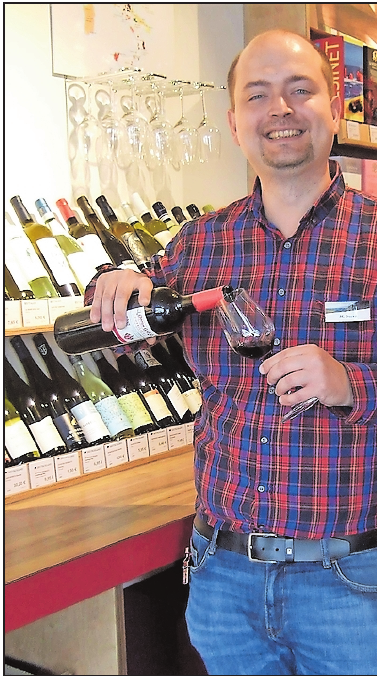 Wer möchte, darf probieren: Seit März führt Markus Duray die Filiale von Jacques’Wein-Depot im Depot LU. FOTO: SCHAAR Wer möchte, darf probieren: Seit März führt Markus Duray die Filiale von Jacques’Wein-Depot im Depot LU. FOTO: SCHAAR