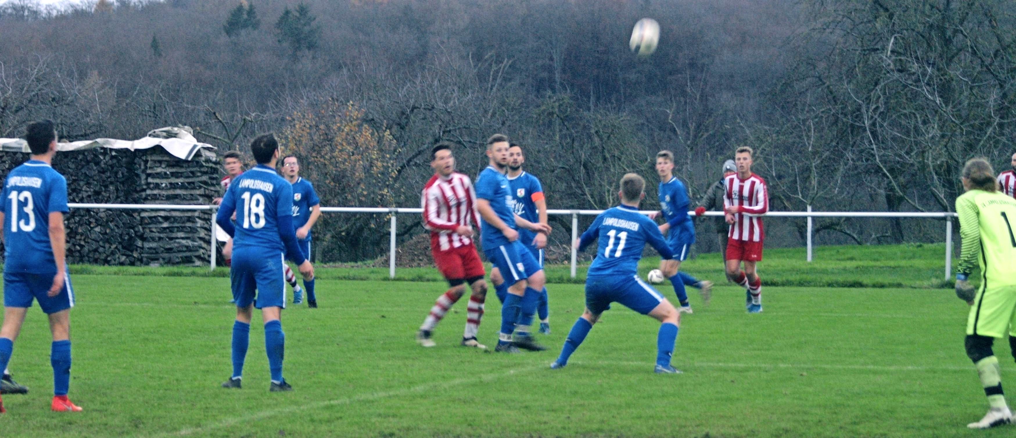 Lange musste die SGM Höchstberg/Tiefenbach gegen das blaue Bollwerk des SV Lampoldshausen anrennen, um schließlich nach einem 2:0-Sieg auch im zwölften Spiel in Folge ungeschlagen zu bleiben. Foto: Martin Oheim Lange musste die SGM Höchstberg/Tiefenbach gegen das blaue Bollwerk des SV Lampoldshausen anrennen, um schließlich nach einem 2:0-Sieg auch im zwölften Spiel in Folge ungeschlagen zu bleiben. Foto: Martin Oheim