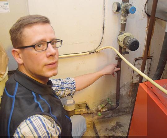 Gerrit Baum zeigt, dass in die Nähe der Wasseruhr in die Zuleitung ein kleines Wassermengenmessgerät eingebaut werden kann, das Leckagen im Haus bemerkt und das Wasser abstellt