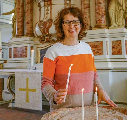 Pastorin Vera Lindemann an einem ihrer Lieblingsplätze: Hier werden gern Kerzen entzündet, aus Trauer, Liebe und Hoffnung