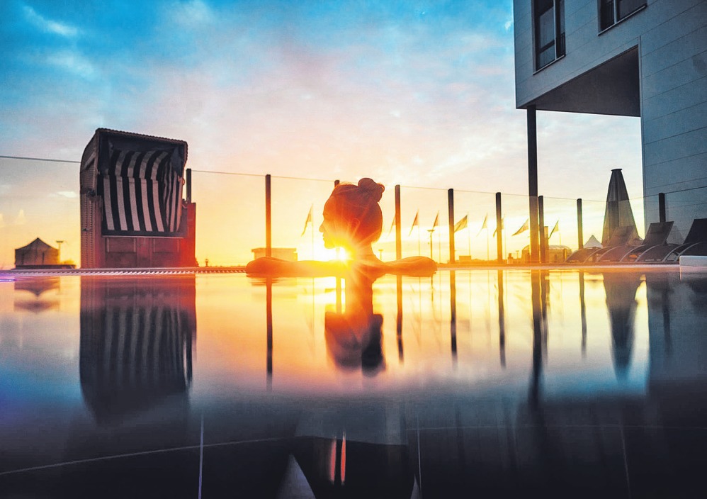 Pool mit Meerblick: Im großen Spa-Bereich des Resorts aja Travemünde können sich die Gäste viel Gutes tun und dabei auch noch herrliche Aussichten genießen