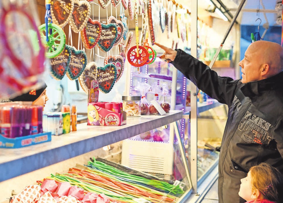 Karussells, Lebkuchenherzen und heiße Waffeln – nicht nur für Kinder gab es auf dem 21. Bothfelder Weihnachtsmarkt viel zu erleben. Karussells, Lebkuchenherzen und heiße Waffeln – nicht nur für Kinder gab es auf dem 21. Bothfelder Weihnachtsmarkt viel zu erleben.