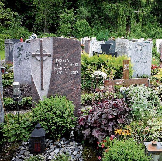 Individuell gestaltete Grabsteine zeugen von Beständigkeit. Bild: Bundesverband Bestattungsbedarf Individuell gestaltete Grabsteine zeugen von Beständigkeit. Bild: Bundesverband Bestattungsbedarf