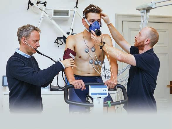 Bei der Spiroergometrie erfassen die Sportkardiologen neben EKG und Blutdruck die maximale Sauerstoffaufnahme des Patienten unter Belastung (mit im Bild: Sportwissenschaftler Maximilian Höflich)