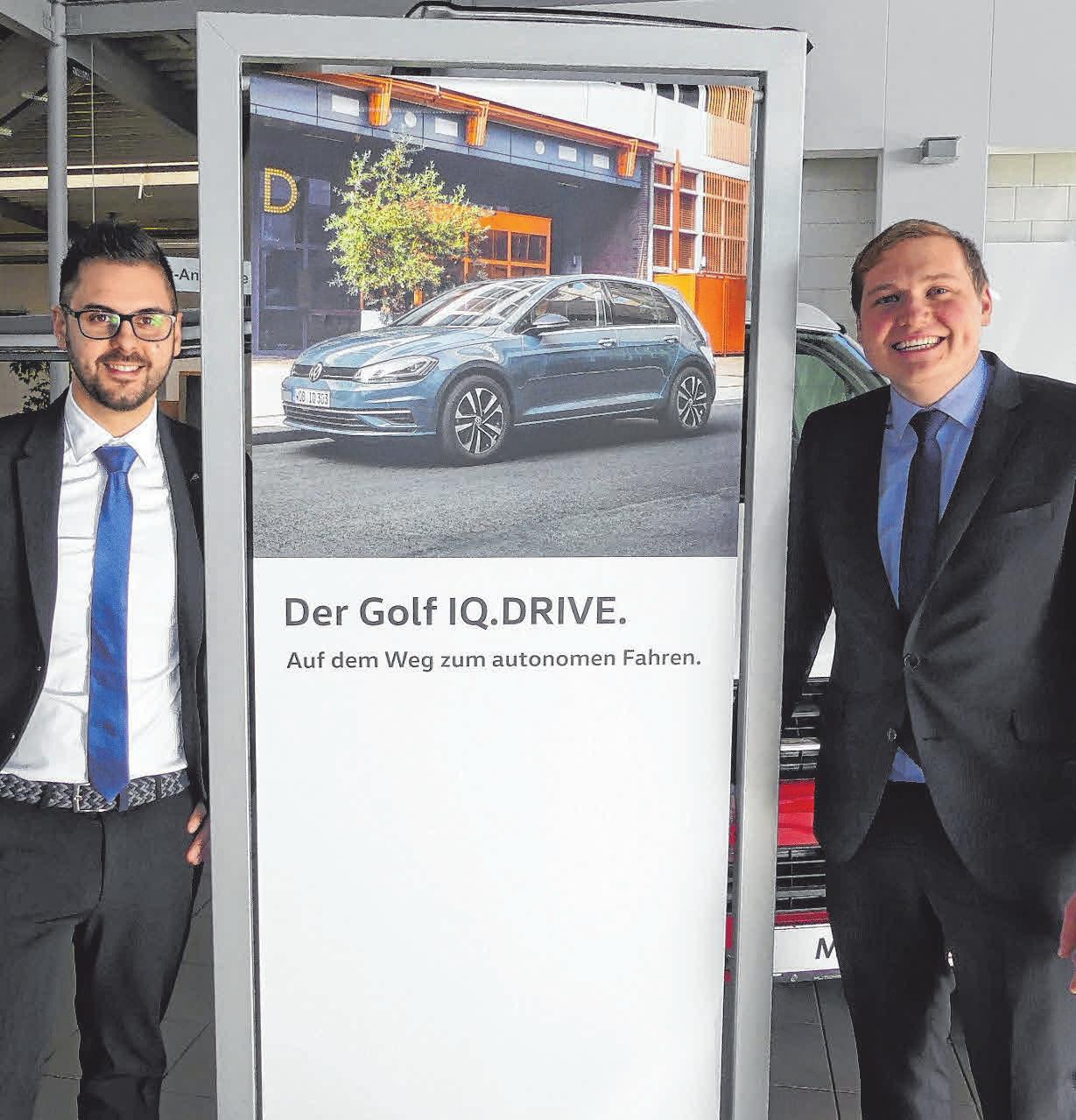 Florian Schweitzer (re) und Stephano Damiano, die beiden neuen Verkaufsberater im Autohaus Ehingen, werden beim Tag der offenen Tür den Kunden Rede und Antwort stehen. FOTOS:KHB Florian Schweitzer (re) und Stephano Damiano, die beiden neuen Verkaufsberater im Autohaus Ehingen, werden beim Tag der offenen Tür den Kunden Rede und Antwort stehen. FOTOS:KHB