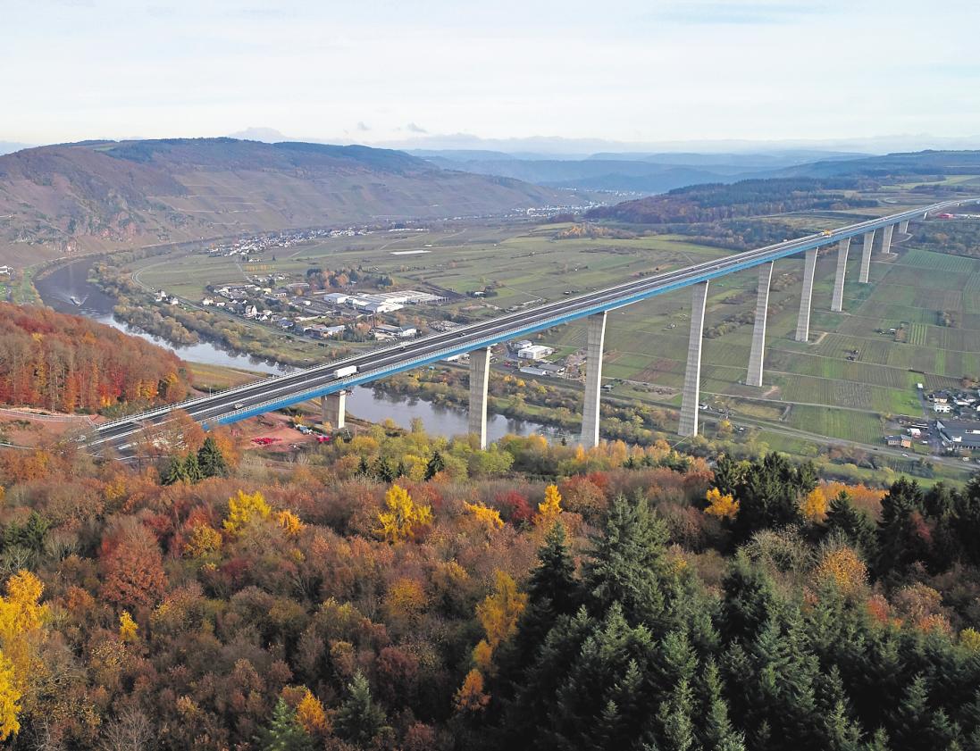 Die Hochmoselbrücke in Rheinland-Pfalz ist mit bis zu 160 Metern eine der höchsten Brücken Deutschlands. FOTO: THOMAS FREY/ DPA Die Hochmoselbrücke in Rheinland-Pfalz ist mit bis zu 160 Metern eine der höchsten Brücken Deutschlands. FOTO: THOMAS FREY/ DPA