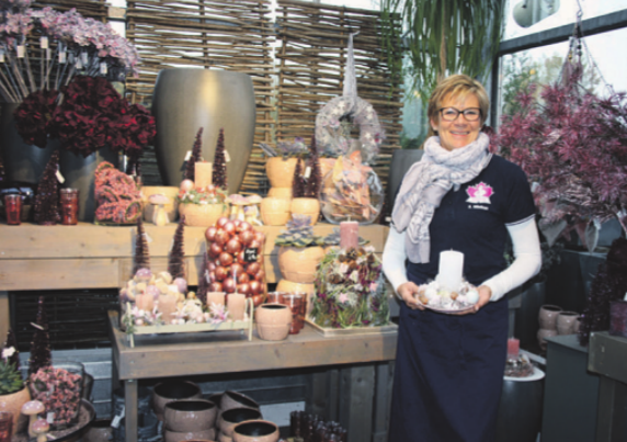 Teamleiterin Sabine Wintzer von der floralen Gestaltung hat schon im Januar für die Adventausstellung eingekauft Foto: jae