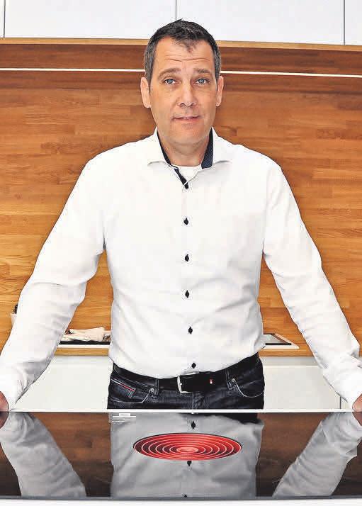 Andreas Rönsch, Chef des gleichnamigen Küchenstudios, steht gemeinsam mit seinen Kollegen für zuverlässige Arbeitsleistungen. Andreas Rönsch, Chef des gleichnamigen Küchenstudios, steht gemeinsam mit seinen Kollegen für zuverlässige Arbeitsleistungen.