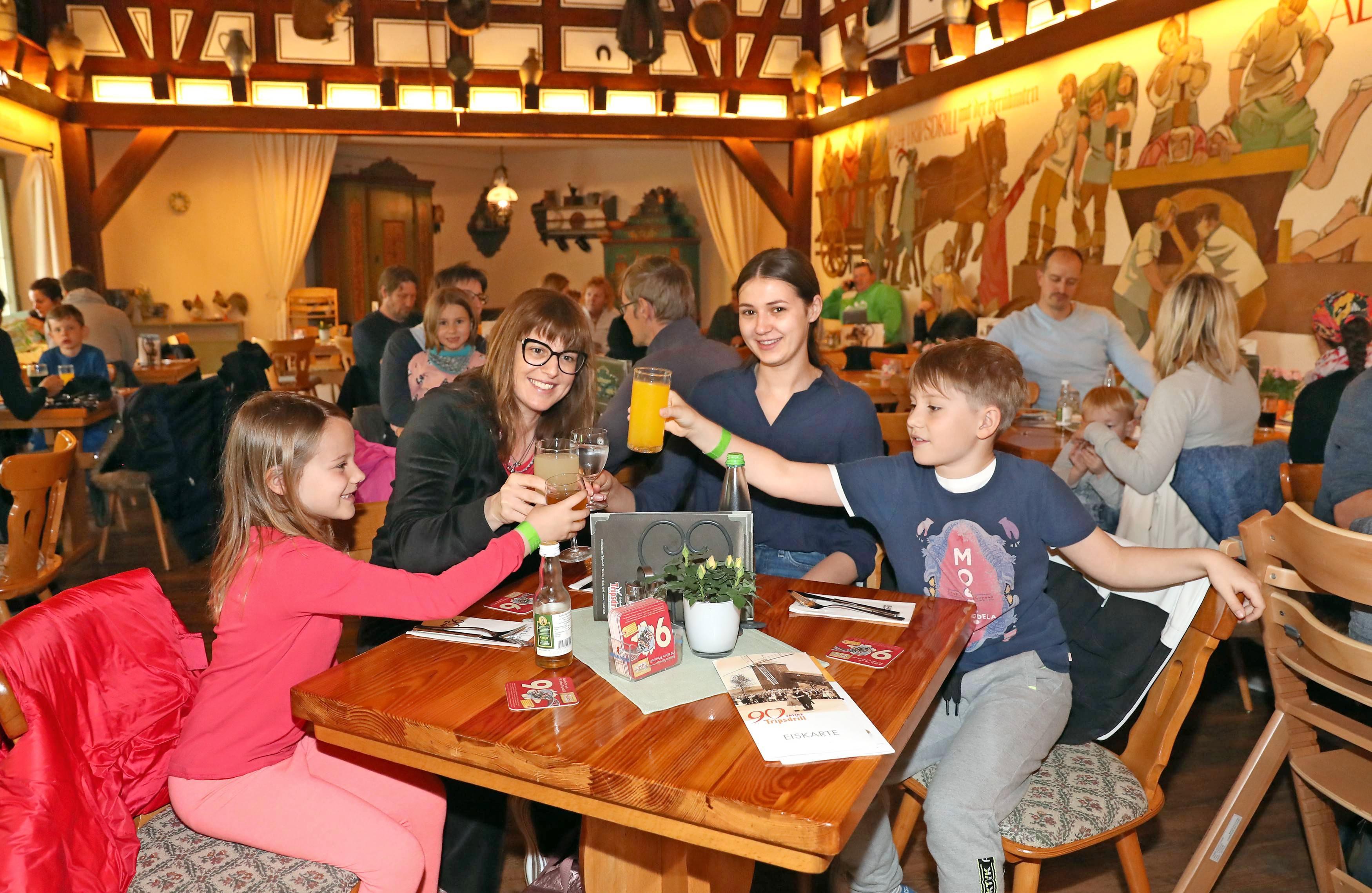 Ob in der Werksküche (o.) oder im Gasthaus zur Altweibermühle: In Tripsdrill werden frische, regionale Produkte verwendet. Ob in der Werksküche (o.) oder im Gasthaus zur Altweibermühle: In Tripsdrill werden frische, regionale Produkte verwendet.