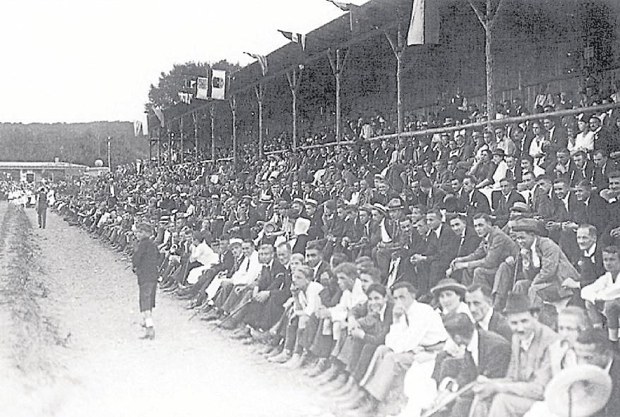 Am 24. Juli 1921 wurde der Sportplatz am Böllenfalltor offiziell eingeweiht. Rund 8000 Zuschauer passten damals ins Stadion. Die sahen beim ersten Freundschaftsspiel des SV 98 einen 4:1-Sieg gegen die Gäste des Freiburger FC. (Foto: DE) Am 24. Juli 1921 wurde der Sportplatz am Böllenfalltor offiziell eingeweiht. Rund 8000 Zuschauer passten damals ins Stadion. Die sahen beim ersten Freundschaftsspiel des SV 98 einen 4:1-Sieg gegen die Gäste des Freiburger FC. (Foto: DE)