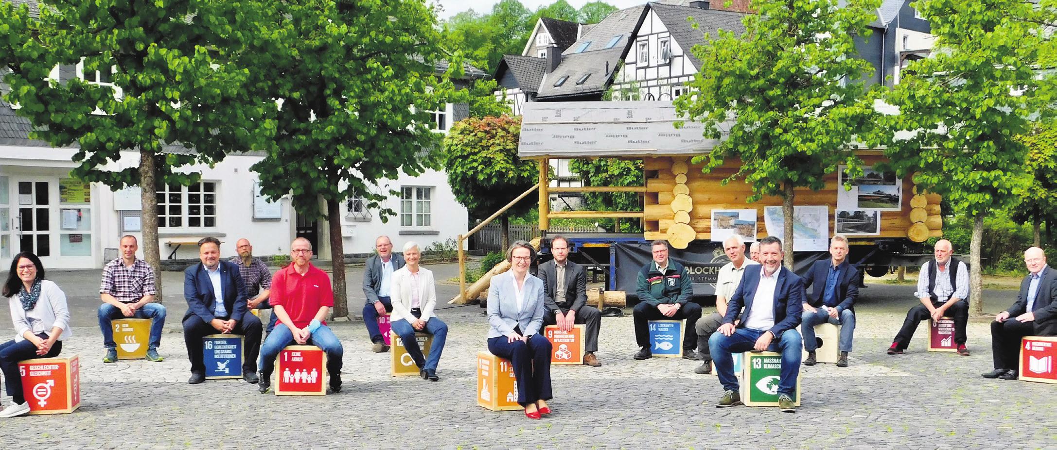 In Bad Berleburg überlegen viele Akteure gemeinsam, wie sie „Käferholz“ noch weiter nutzen können. Viele Projekte entwickeln sich. Auch im Austausch mit NRW - Bauministerin Ina Scharrenbach. (Foto: Stadt Bad Berleburg)