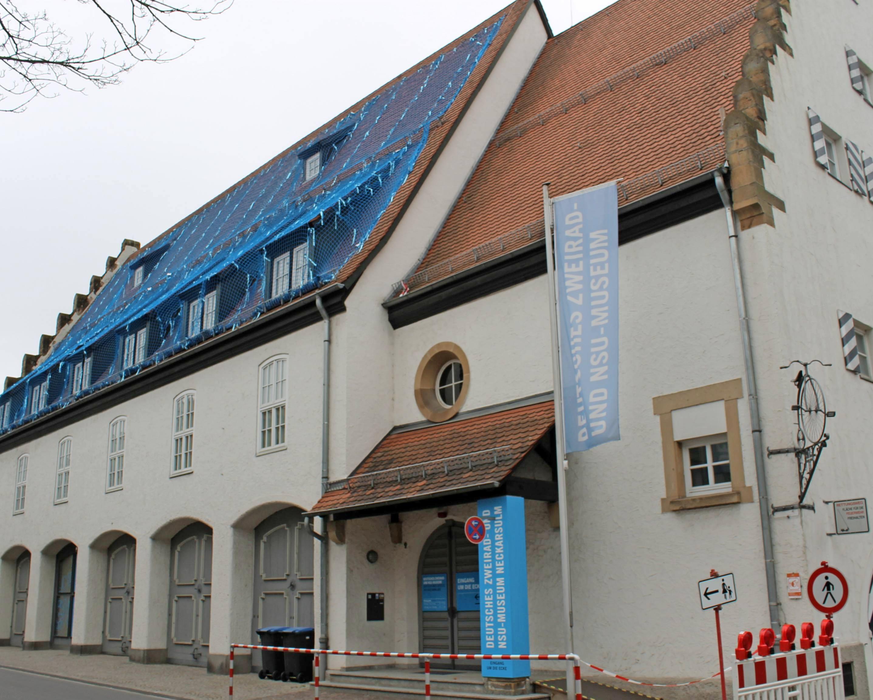 Das Zweiradmuseum bekommt ein neues Dach aus Biberschwanzziegeln. Damit reagiert die Stadt auch auf die heftigen Unwetter, bei denen sich Ziegel gelöst hatten. Für die Sanierungsarbeiten stehen 1,46 Millionen Euro zur Verfügung. Foto:Archiv/Gajer Das Zweiradmuseum bekommt ein neues Dach aus Biberschwanzziegeln. Damit reagiert die Stadt auch auf die heftigen Unwetter, bei denen sich Ziegel gelöst hatten. Für die Sanierungsarbeiten stehen 1,46 Millionen Euro zur Verfügung. Foto:Archiv/Gajer