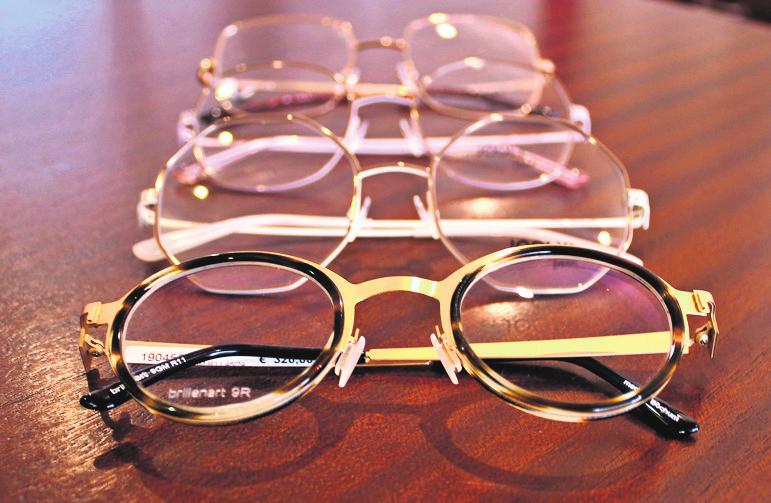 Ob zeitlos oder ausgefallen: Die Auswahl an Brillen bei Optik Bareis kann sich sehen lassen. Ob zeitlos oder ausgefallen: Die Auswahl an Brillen bei Optik Bareis kann sich sehen lassen.