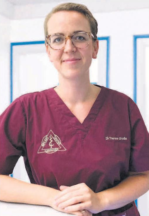 Die Zahnärztin Theresa Grosse ist neu im Team und hat sich unter anderem auf die Endodontie spezialisiert. Die Zahnärztin Theresa Grosse ist neu im Team und hat sich unter anderem auf die Endodontie spezialisiert.