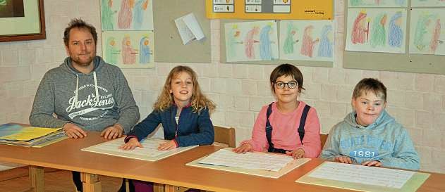 Die dritte Klasse behandelt aktuell den Schöpfungsbericht. Heilpädagoge Christopher Winkelmann und seine Schüler Emilia (9), Amelie (10) und Mika (9) sind stolz auf ihre zum Thema passenden Schreibübungen (v.li.n.re.). FOTO: REG Die dritte Klasse behandelt aktuell den Schöpfungsbericht. Heilpädagoge Christopher Winkelmann und seine Schüler Emilia (9), Amelie (10) und Mika (9) sind stolz auf ihre zum Thema passenden Schreibübungen (v.li.n.re.). FOTO: REG