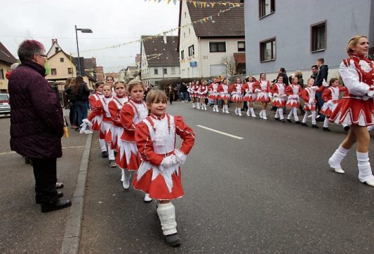Von den Bambinis über die Sweetys bis zur Prinzengarde werden beim EutingerUmzug wieder die hübschen Eutinger Mädels zu sehen sein. Von den Bambinis über die Sweetys bis zur Prinzengarde werden beim EutingerUmzug wieder die hübschen Eutinger Mädels zu sehen sein.