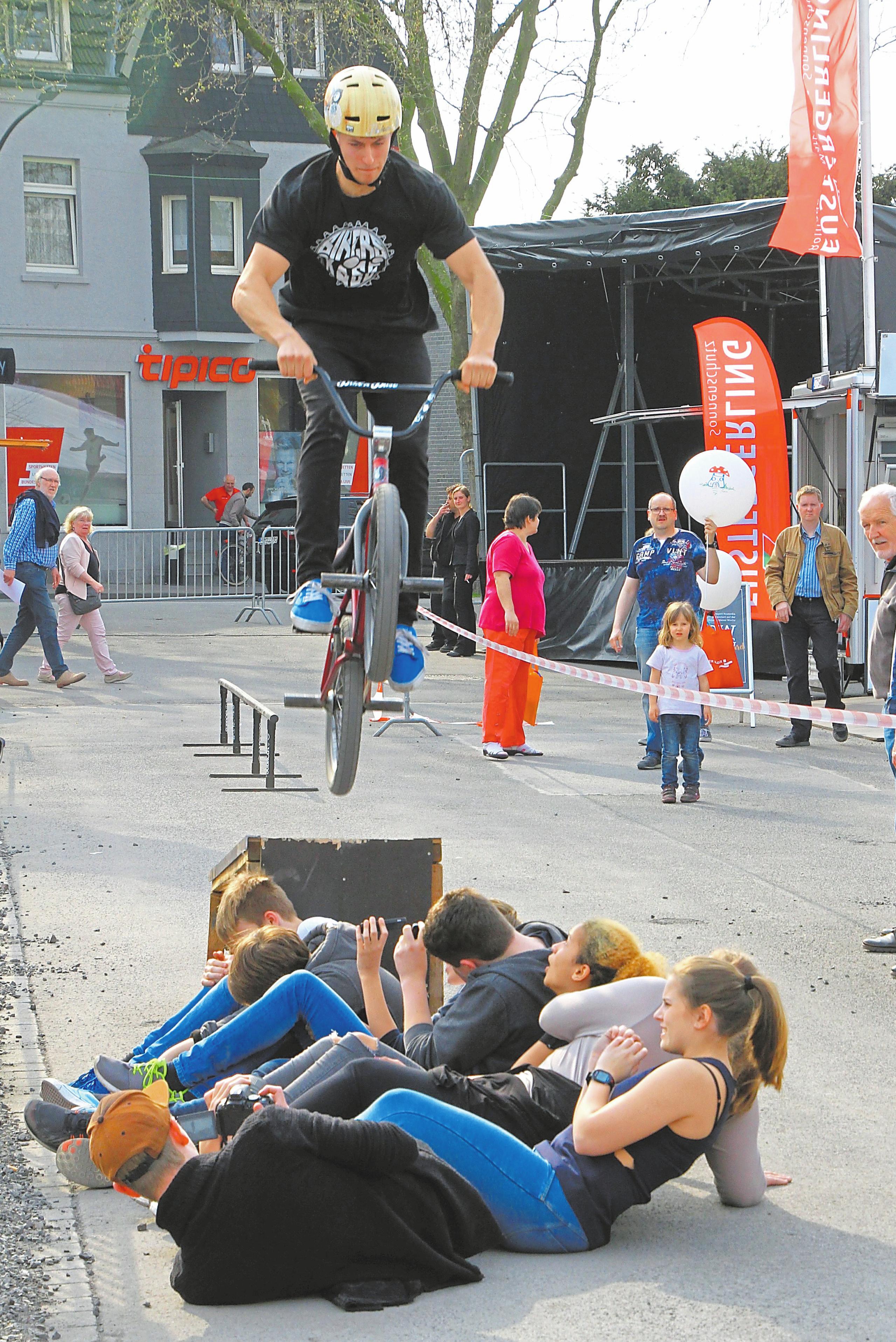 Rasante Stunts mit noch größerer Startrampe verspricht die BMX-Show auf dem Außengelände. Rasante Stunts mit noch größerer Startrampe verspricht die BMX-Show auf dem Außengelände.