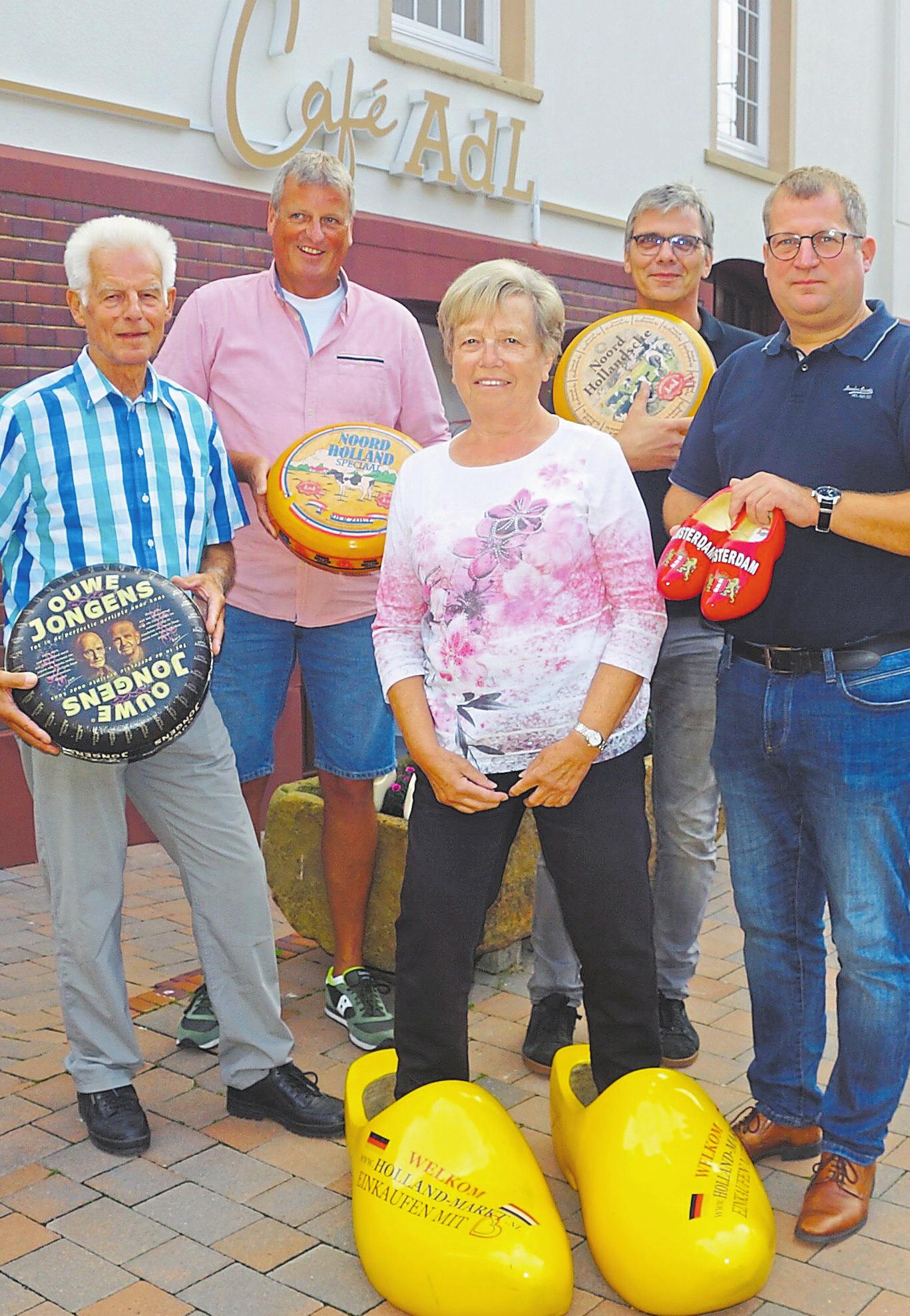Marktleiter Henk ter Hennepe, Martin Auf der Landwehr, Yvonne ter Hennepe, André Kieselbach und Stefan Krause (v. l.) freuen sich auf viele Gäste. Foto: Marion Bulla Marktleiter Henk ter Hennepe, Martin Auf der Landwehr, Yvonne ter Hennepe, André Kieselbach und Stefan Krause (v. l.) freuen sich auf viele Gäste. Foto: Marion Bulla