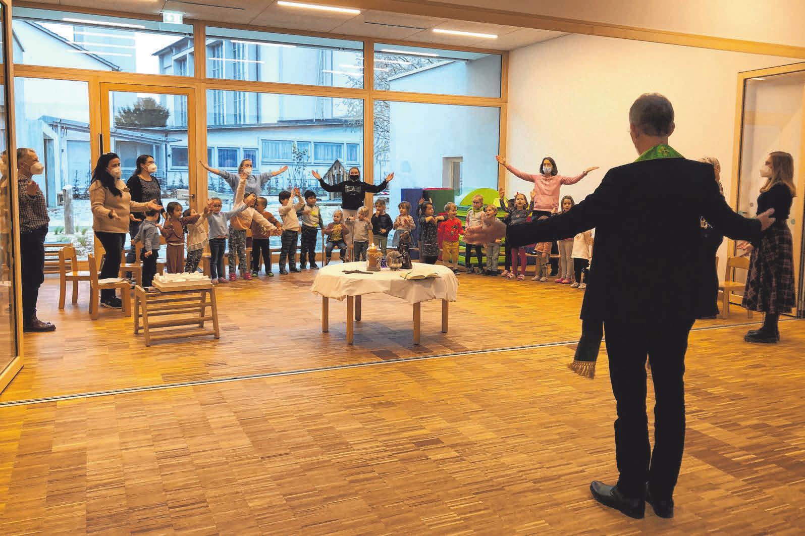 Im Foyer des Kindergartens fand am 25. November die feierliche Segnung der neuen Betreuungseinrichtung statt. FOTOS: KIRCHENGEMEINDE