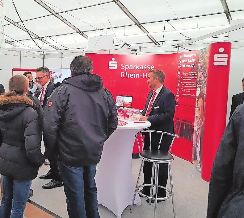Mitarbeiter der Sparkasse Rhein-Haardt bieten am Messestand vielfältige Informationen. FOTO: SPARKASSE Mitarbeiter der Sparkasse Rhein-Haardt bieten am Messestand vielfältige Informationen. FOTO: SPARKASSE