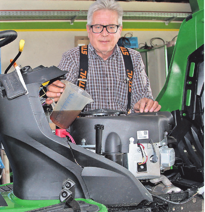 Aufsitzmäher brauchen die gleiche Pflege wie ein Auto. Werkstattmeister Christian Pursche bringt nahezu jedes Garten-Motorgeräte zum Laufen. Aufsitzmäher brauchen die gleiche Pflege wie ein Auto. Werkstattmeister Christian Pursche bringt nahezu jedes Garten-Motorgeräte zum Laufen.