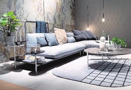 Designer nutzen eine Farbfamilie: Das kieselgraue Sofa mit integrierter Ablagefläche kombiniert der Hersteller Rolf Benz mit dunkelgrauen Kissen. FOTO: FRANZISKA GABBERT/DPA-TMN Designer nutzen eine Farbfamilie: Das kieselgraue Sofa mit integrierter Ablagefläche kombiniert der Hersteller Rolf Benz mit dunkelgrauen Kissen. FOTO: FRANZISKA GABBERT/DPA-TMN