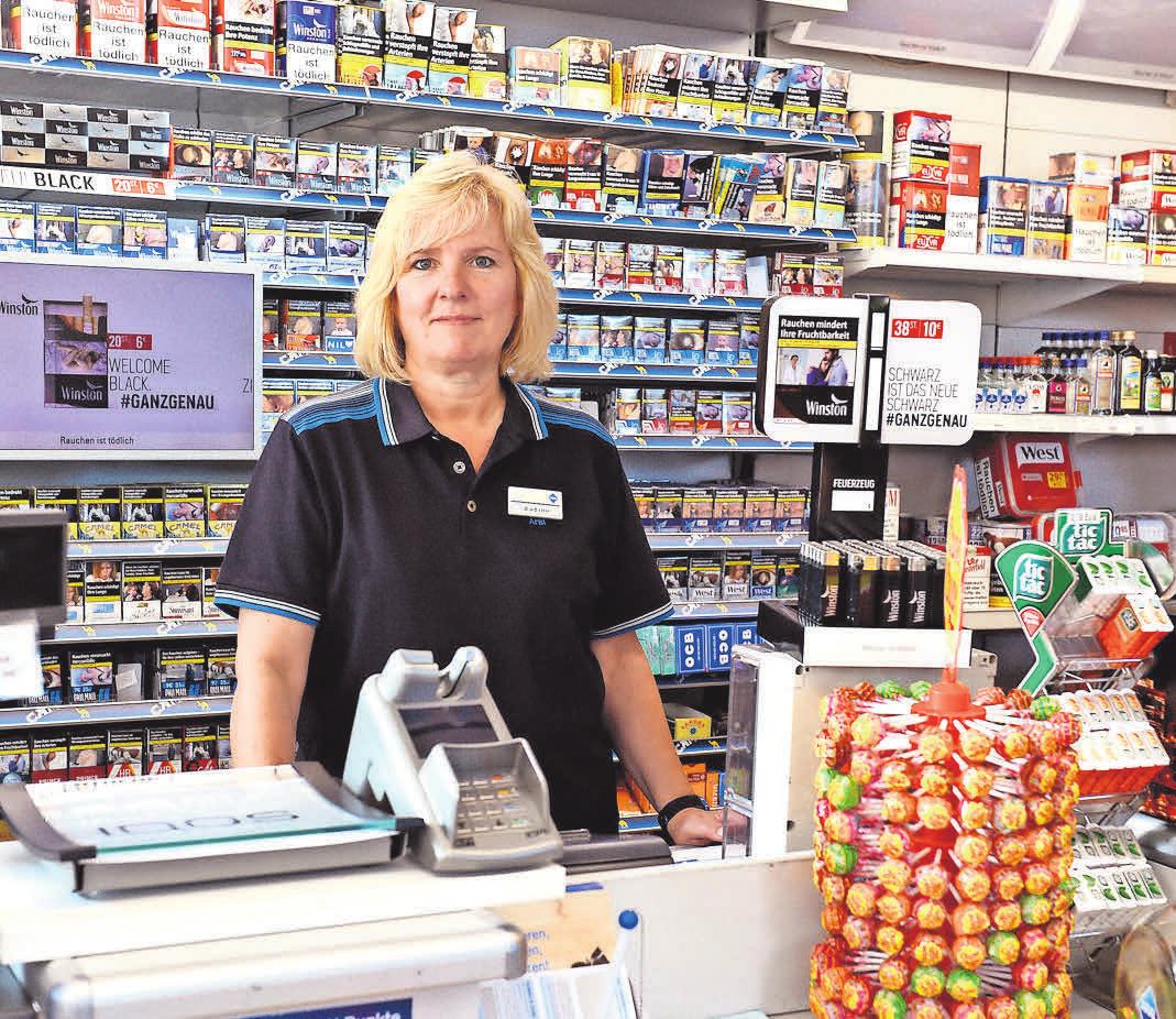 Freundlich im Service der Aral-Tankstelle Hänsch: Sabine Junghänel. FOTO: HARTWIG Freundlich im Service der Aral-Tankstelle Hänsch: Sabine Junghänel. FOTO: HARTWIG