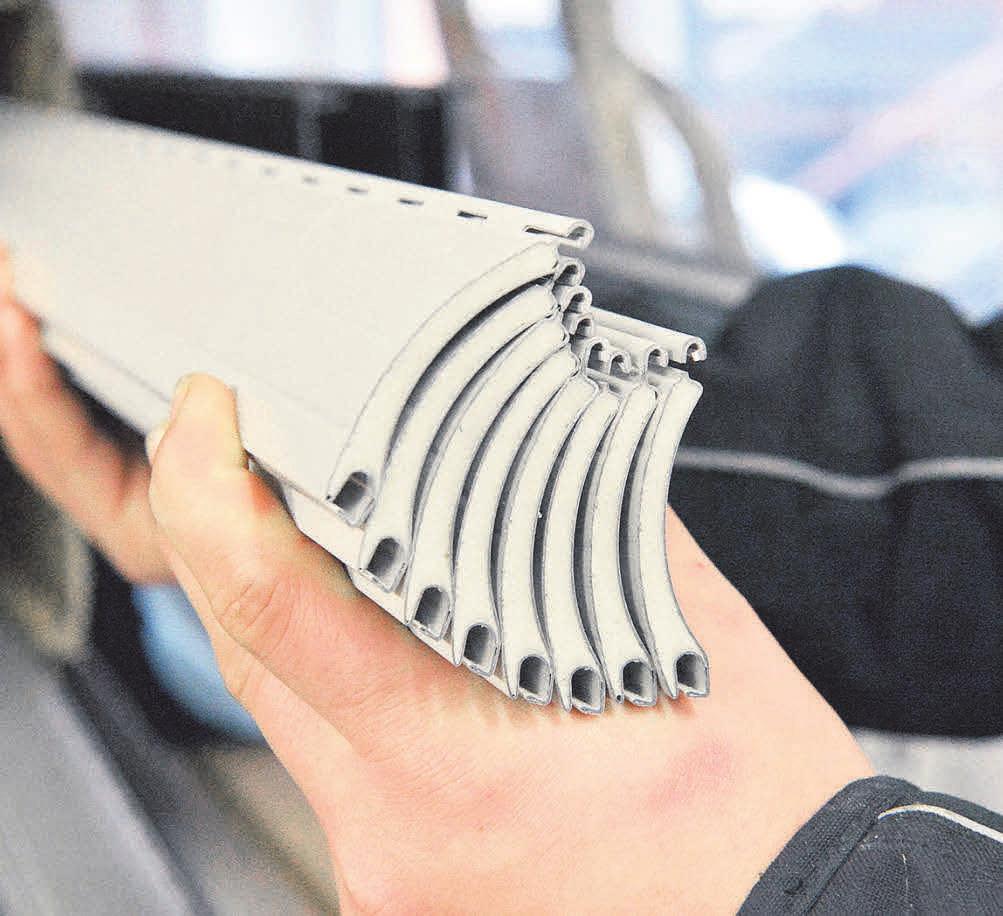 Dämmung bis ins Detail: Die Lamellen der Rollläden sind ausgeschäumt. Sie sorgen für gutes Klima im Haus und sind stabil – für eine gute Einbruchhemmung. FOTOS: HARTWIG Dämmung bis ins Detail: Die Lamellen der Rollläden sind ausgeschäumt. Sie sorgen für gutes Klima im Haus und sind stabil – für eine gute Einbruchhemmung. FOTOS: HARTWIG