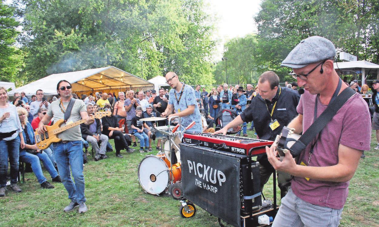 Pick Up The Harp überbrücken die Pausen mitten im Publikum. Pick Up The Harp überbrücken die Pausen mitten im Publikum.