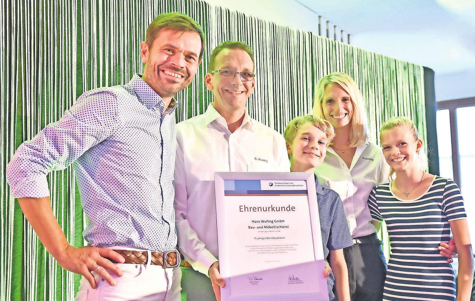 Übergabe der Ehrenurkunde (v.l.): Christian Fröhlich, Christoph, Tom, Heike und Merle Welling. FOTO: MISCHKE Übergabe der Ehrenurkunde (v.l.): Christian Fröhlich, Christoph, Tom, Heike und Merle Welling. FOTO: MISCHKE