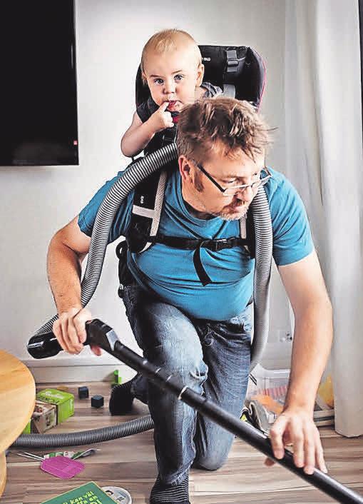 Fotos wie diese sind Teil der Ausstellung "Swedish Dads", die am 11. Mai um 15 Uhr im Grevesmühlener Rathaus eröffnet wird. Foto: OZ-Archiv Fotos wie diese sind Teil der Ausstellung "Swedish Dads", die am 11. Mai um 15 Uhr im Grevesmühlener Rathaus eröffnet wird. Foto: OZ-Archiv