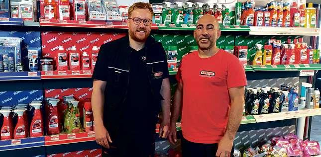Jendrik Haase (links) und Angelo Graci kümmern sich bei Kiesow um den Verkauf von Kfz-Neuteilen und Pflegeprodukten.
