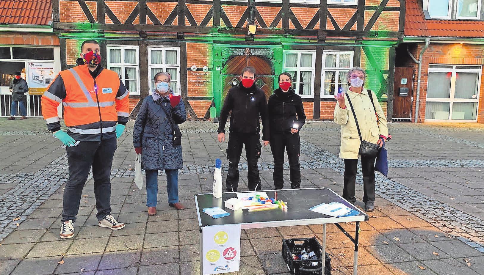 Auch das Seelzer Lichtermeer fiel der Pandemie zum Opfer: Die Firma Lichtklang und der Seelzer Brotkorb schaffen eine kleine Alternative. Auch das Seelzer Lichtermeer fiel der Pandemie zum Opfer: Die Firma Lichtklang und der Seelzer Brotkorb schaffen eine kleine Alternative.