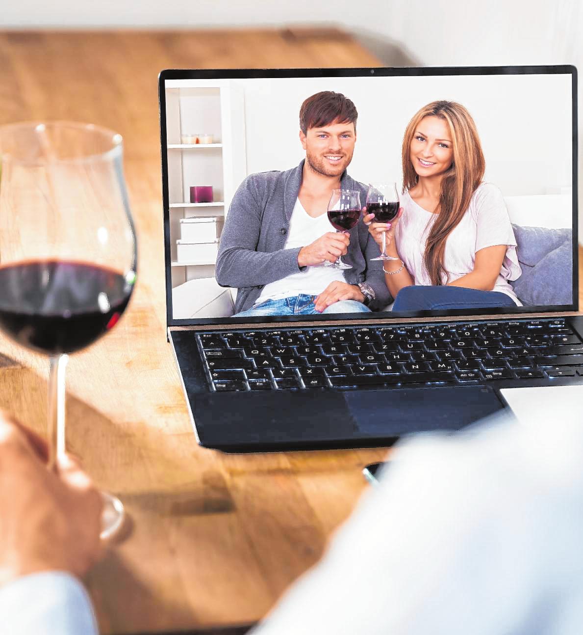 Völlig neu ist das Phänomen übrigens nicht: Bereits seit rund einem Jahrzehnt verabreden sich regelmäßig Menschen aus allen Ecken der Bundesrepublik, zeitgleich den gleichen Wein zu kosten – und sich dann zum Beispiel bei Twitter darüber auszutauschen. BILD: ANDREY POPOV - STOCK.ADOBE.COM Völlig neu ist das Phänomen übrigens nicht: Bereits seit rund einem Jahrzehnt verabreden sich regelmäßig Menschen aus allen Ecken der Bundesrepublik, zeitgleich den gleichen Wein zu kosten – und sich dann zum Beispiel bei Twitter darüber auszutauschen. BILD: ANDREY POPOV - STOCK.ADOBE.COM