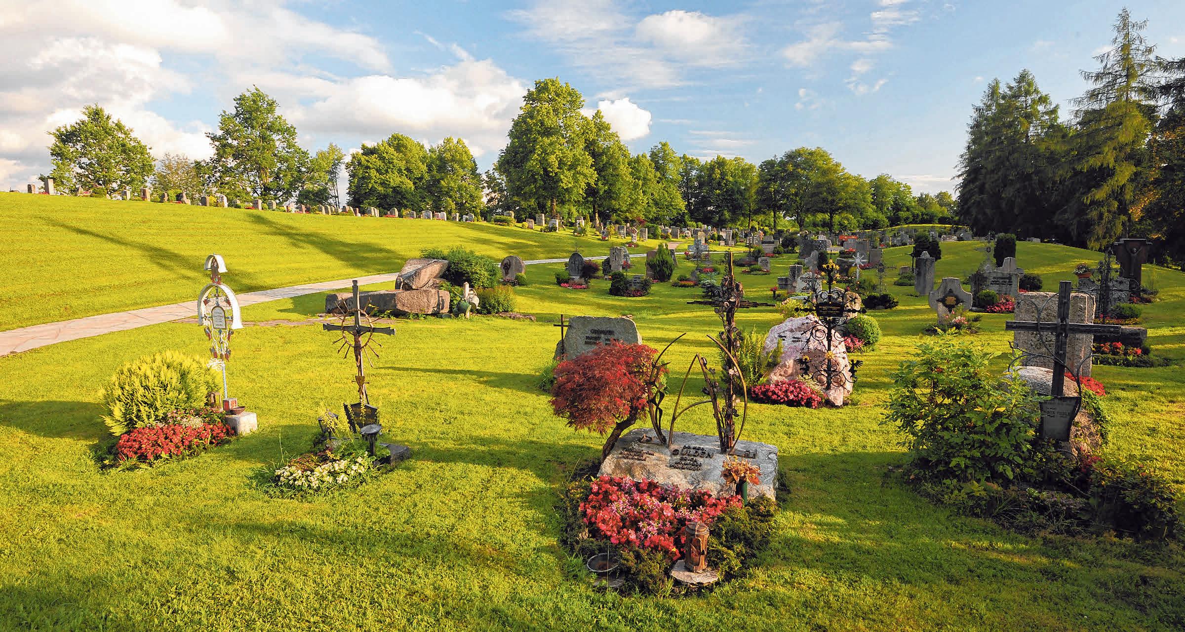 Der Bergfriedhof In Lindenberg ist ein besopielhafter Ort, an dem Menschen sich gerne aufhalten, um zu trauern und zu gedenken. FOTO: THOMAS GRETLER Der Bergfriedhof In Lindenberg ist ein besopielhafter Ort, an dem Menschen sich gerne aufhalten, um zu trauern und zu gedenken. FOTO: THOMAS GRETLER
