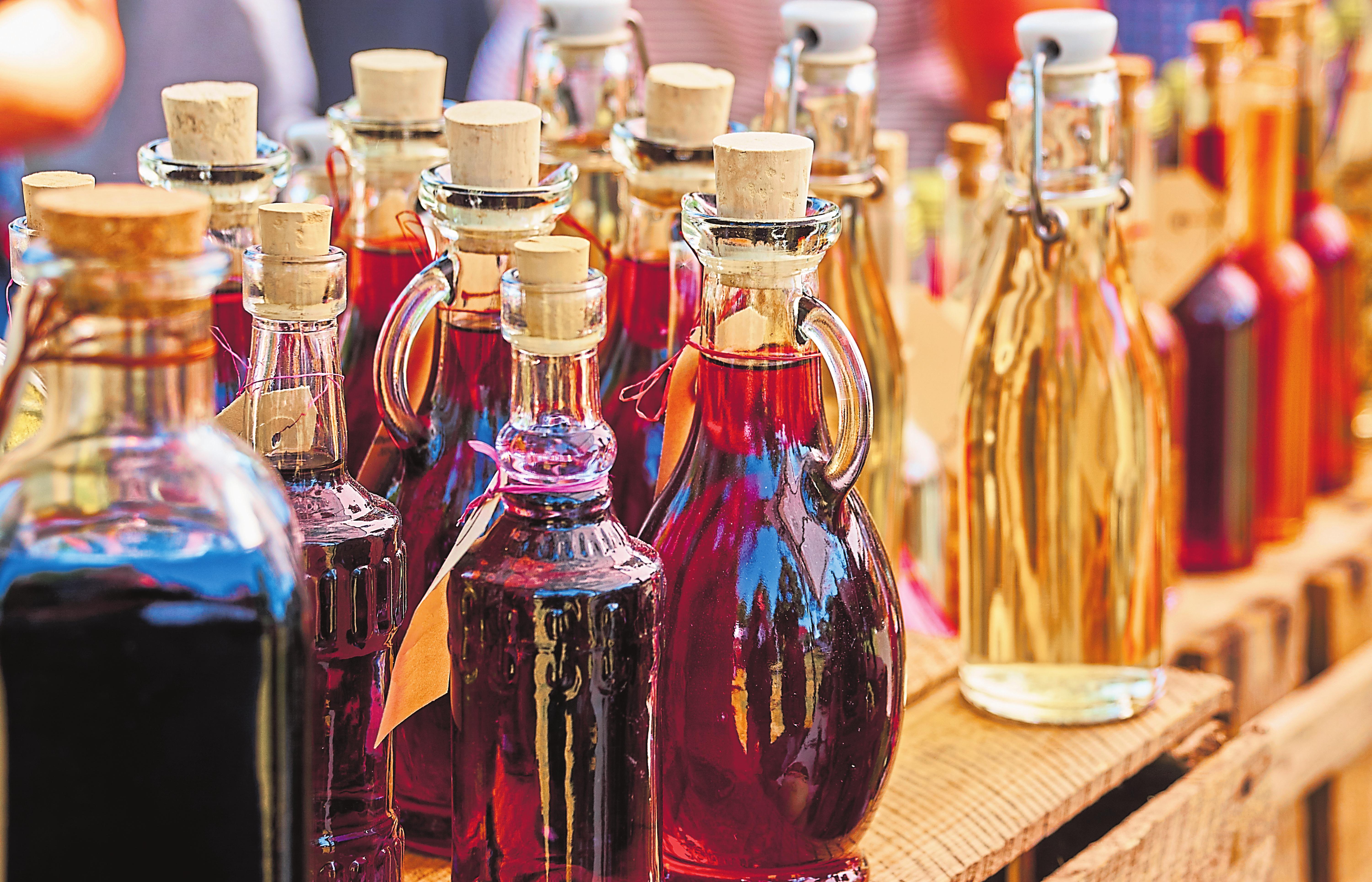 Viele Brennereien bieten heute eine große Bandbreite an Edelbränden sowie Likören an. Einige Hersteller haben mit Gin, Rum oder Whiskey ihre Auswahl zusätzlich erweitert. Foto: Shutterstock