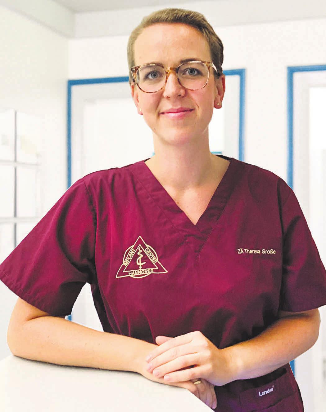 Die Zahnärztin Theresa Grosse ist neu im Team und hat sich unter anderemauf die Endodontie spezialisiert. Die Zahnärztin Theresa Grosse ist neu im Team und hat sich unter anderemauf die Endodontie spezialisiert.