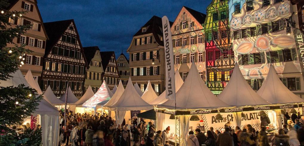 Passend zum Thema des Markts erhellen Lichtinstallationen die Tübinger Altstadt und lassen sie noch malerischer wirken. Foto: Alexander Gonschior Passend zum Thema des Markts erhellen Lichtinstallationen die Tübinger Altstadt und lassen sie noch malerischer wirken. Foto: Alexander Gonschior
