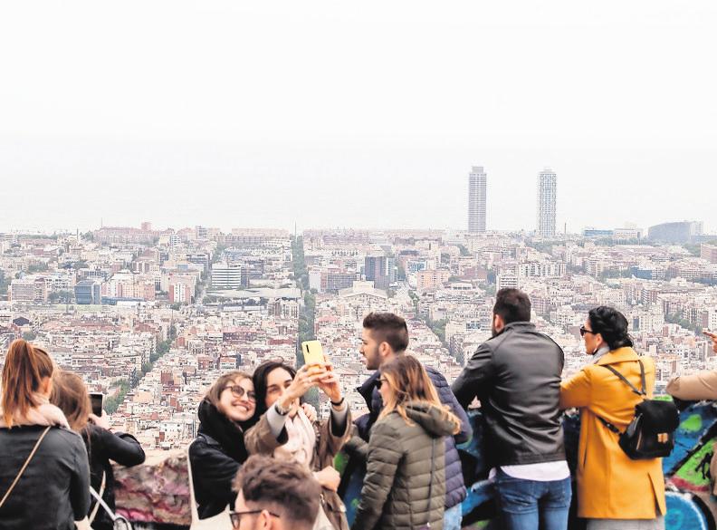 Um sich – gerade bei Menschenansammlungen – vor Dieben zu schützen, sollten Urlauber Dokumente eng am Körper tragen. FOTO:UNSPLASH/FERRAN FEIXAS Um sich – gerade bei Menschenansammlungen – vor Dieben zu schützen, sollten Urlauber Dokumente eng am Körper tragen. FOTO:UNSPLASH/FERRAN FEIXAS