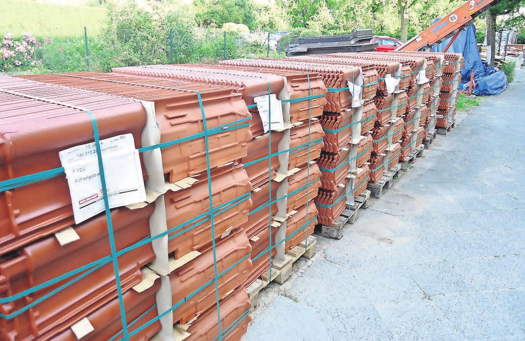 Neue Ziegel für die Dachsanierung? Zahlreiche Aufwendungen können abgerechnet werden. Foto: Busche Neue Ziegel für die Dachsanierung? Zahlreiche Aufwendungen können abgerechnet werden. Foto: Busche