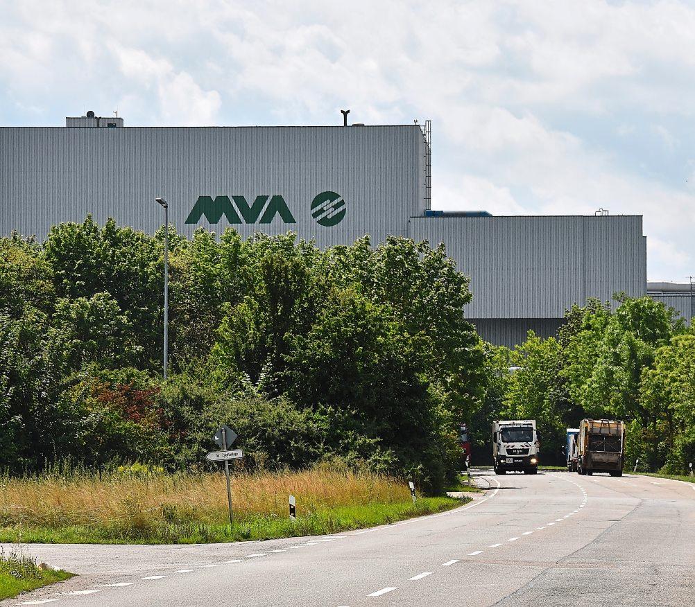 Die MVA bei Mailing lieferte allein im Februar diesen Jahres 4967 MWh Strom und weist eine Fernwärmeabgabe von 25 529 MWh auf. Die Pietá am Friedhof neben der alten St.-Martins-Kirche erinnert an die Gefallenen der Weltkriege. Fotos: Bartenschlager Die MVA bei Mailing lieferte allein im Februar diesen Jahres 4967 MWh Strom und weist eine Fernwärmeabgabe von 25 529 MWh auf. Die Pietá am Friedhof neben der alten St.-Martins-Kirche erinnert an die Gefallenen der Weltkriege. Fotos: Bartenschlager