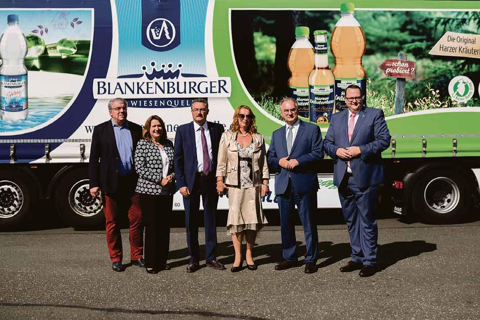 v.l.n.r.: Bernhard Daldrup (MdL Sachsen-Anhalt), Heike Brehmer (MdB), Ralph Weitemeyer (Gff. Gesellschafter Harzer Mineralquelle Blankenburg GmbH), Nicola Weitemeyer (Gattin), Dr. Reiner Haseloff (Ministerpräsident Land Sachsen-Anhalt), Heiko Breithaupt (Bürgermeister Stadt Blankenburg) Fotos: Ben Kruse v.l.n.r.: Bernhard Daldrup (MdL Sachsen-Anhalt), Heike Brehmer (MdB), Ralph Weitemeyer (Gff. Gesellschafter Harzer Mineralquelle Blankenburg GmbH), Nicola Weitemeyer (Gattin), Dr. Reiner Haseloff (Ministerpräsident Land Sachsen-Anhalt), Heiko Breithaupt (Bürgermeister Stadt Blankenburg) Fotos: Ben Kruse