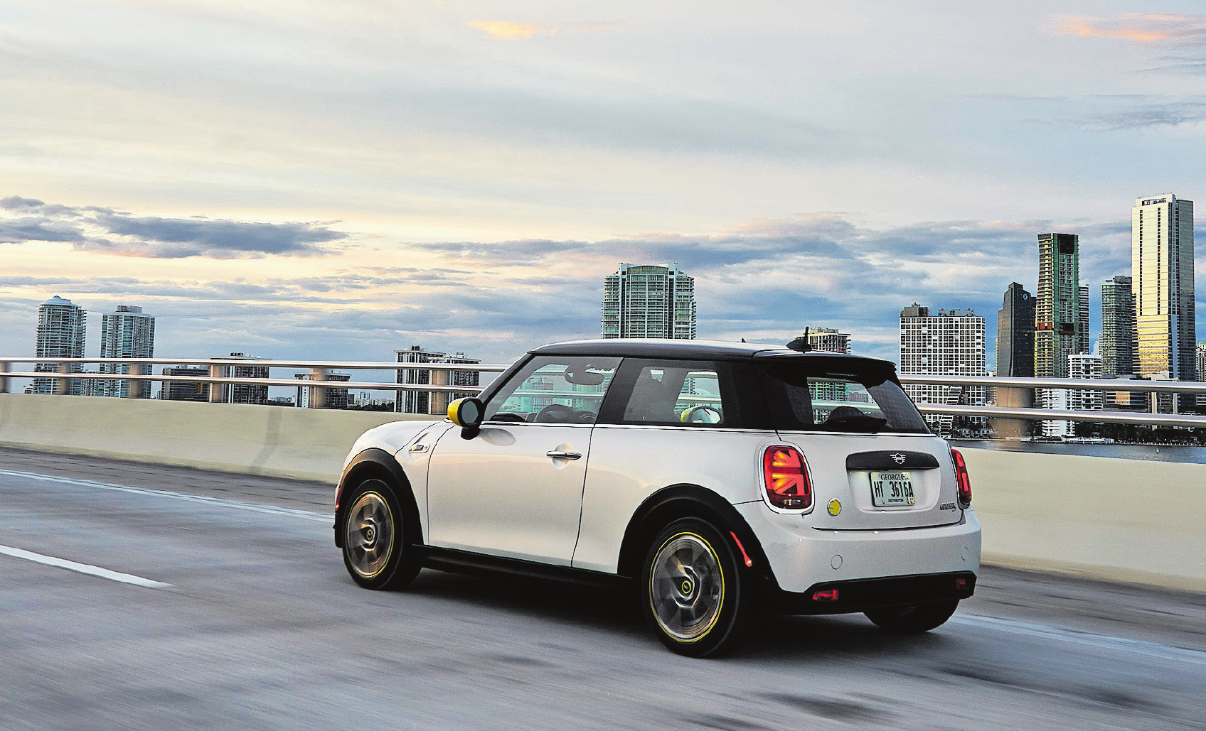 Im urbanen Umfeld fühlt er sich wohl: Der Cooper SE auf ökologisch fragwürdiger Probefahrt vor der Skyline von Miami. Bild: PD