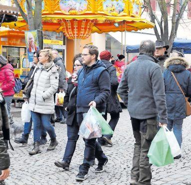 Ein Karussell dreht beim Osterglockenmarkt auf dem Bad Dürkheimer Römerplatz seine Runden. FOTO: FRANCK Ein Karussell dreht beim Osterglockenmarkt auf dem Bad Dürkheimer Römerplatz seine Runden. FOTO: FRANCK