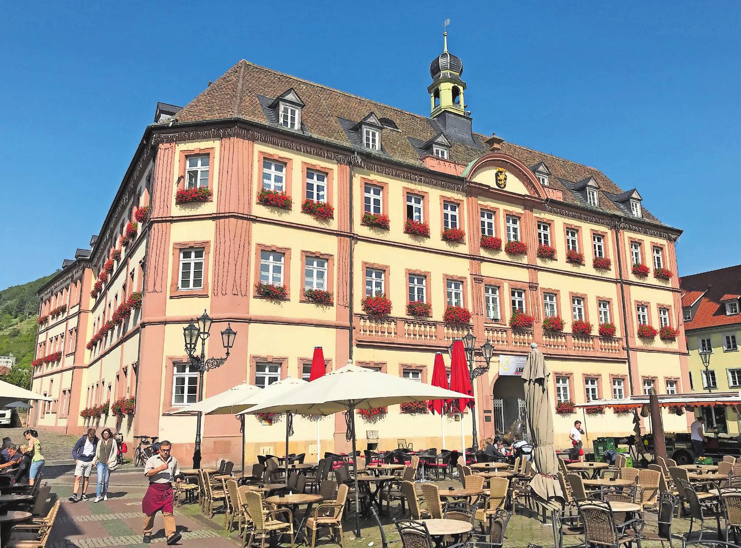 Schaltzentrale der kreisfreien Stadt Neustadt: das Rathaus am Marktplatz. Foto: ffg Schaltzentrale der kreisfreien Stadt Neustadt: das Rathaus am Marktplatz. Foto: ffg