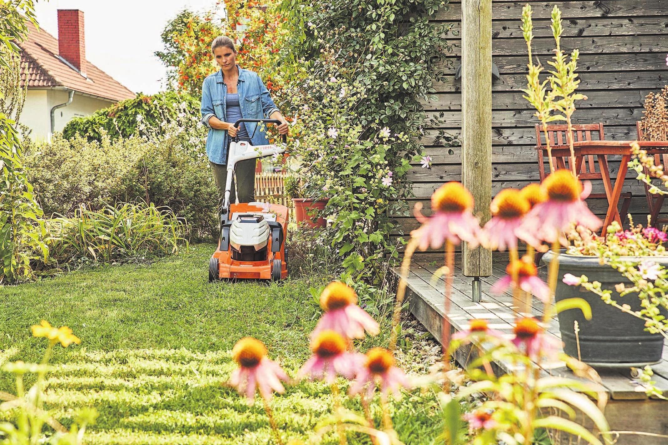 Nicht zu kurz, dafür lieber regelmäßig: So lautet die Maxime für das sommerliche Rasenmähen. Foto: djd/STIHL Nicht zu kurz, dafür lieber regelmäßig: So lautet die Maxime für das sommerliche Rasenmähen. Foto: djd/STIHL