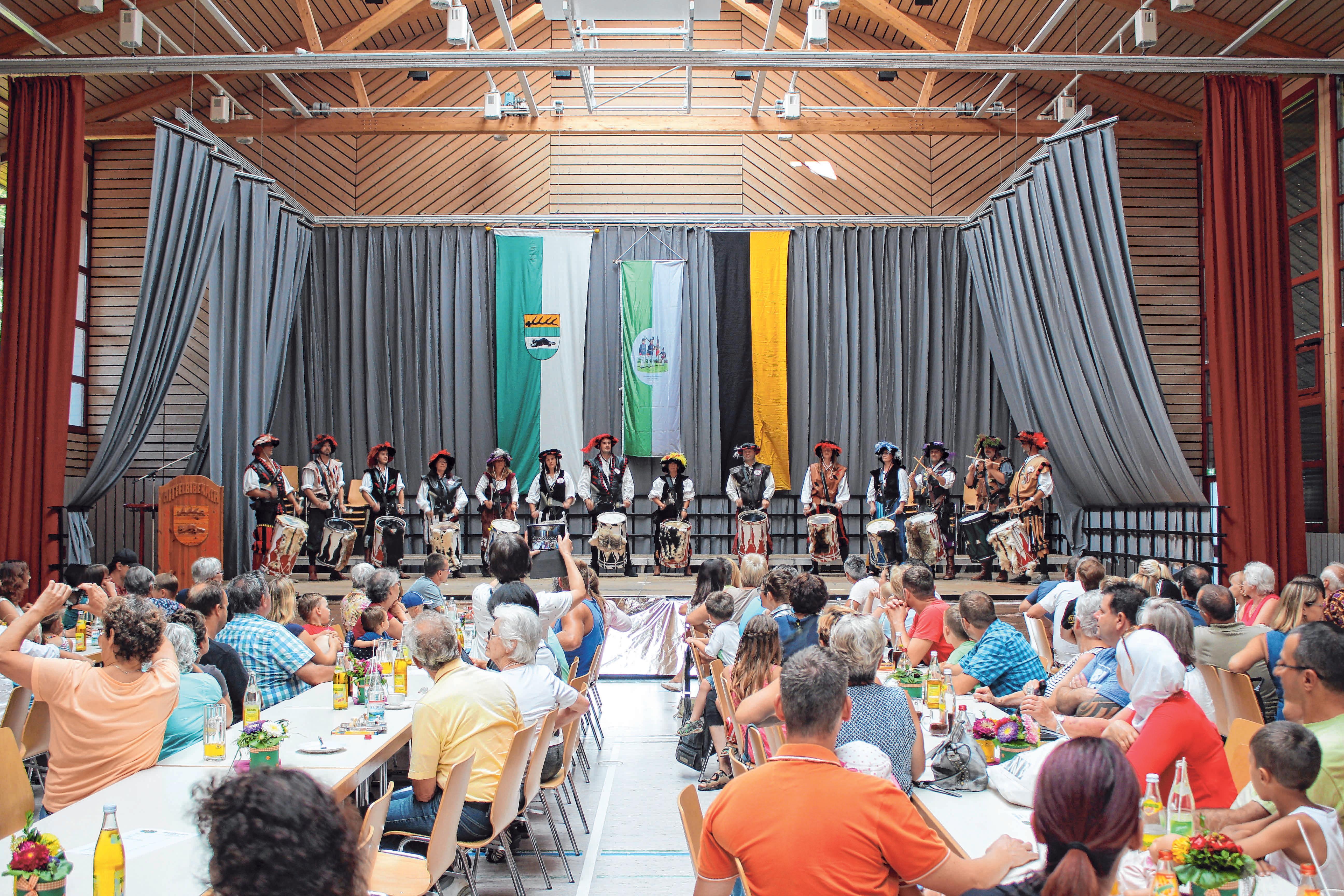 Die Halle ist gut besucht FOTO: ROBERT PIESCHE Die Halle ist gut besucht FOTO: ROBERT PIESCHE
