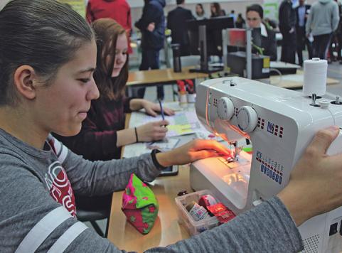 Laura Schohing (16) zeigt, was zur Ausbildung einer Gestaltungstechnischen Assistentin gehört Laura Schohing (16) zeigt, was zur Ausbildung einer Gestaltungstechnischen Assistentin gehört